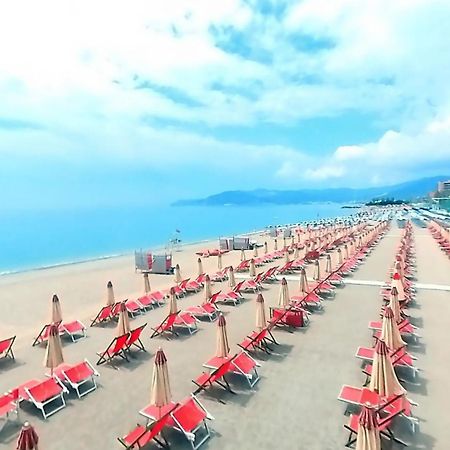 Modern & Bright Flat - 2 Min From The Sea Apartman Savona Kültér fotó
