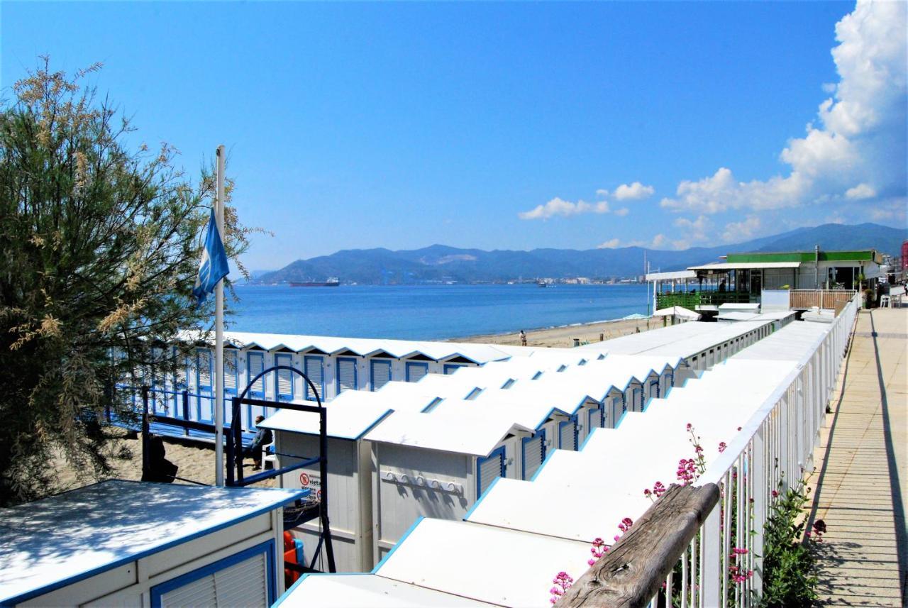Modern & Bright Flat - 2 Min From The Sea Apartman Savona Kültér fotó