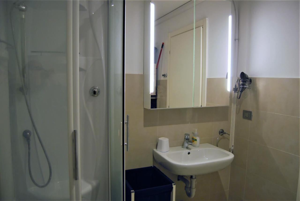 Modern & Bright Flat - 2 Min From The Sea Apartman Savona Kültér fotó